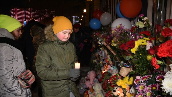 Астана с вами: взрослые и дети несут цветы к посольству России - Sputnik Казахстан