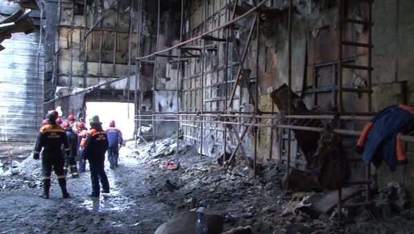 Работа следственной группы СК РФ на месте пожара в ТЦ Зимняя вишня - Sputnik Казахстан