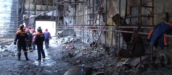 Работа следственной группы СК РФ на месте пожара в ТЦ Зимняя вишня - Sputnik Казахстан