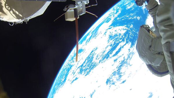 Космонавты работают за пределами космической станции, архивное фото - Sputnik Казахстан
