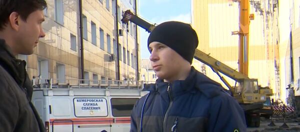 Очевидец рассказал, как вынес троих детей из горящего ТЦ Зимняя вишня - Sputnik Казахстан