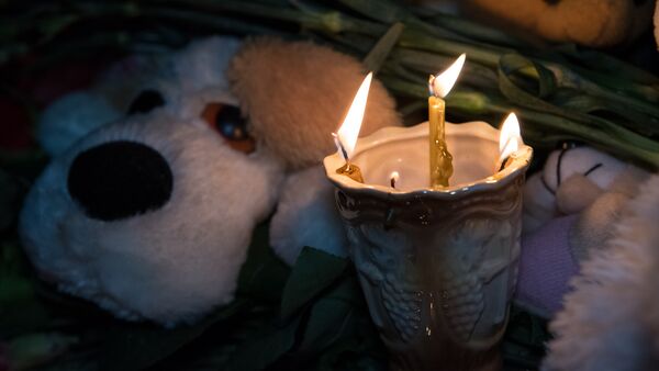 Свечи и игрушки в память о погибших при пожаре в Кемерово - Sputnik Қазақстан
