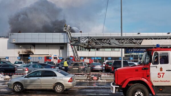 Пожар в автомобильном салоне в Санкт-Петербурге - Sputnik Казахстан