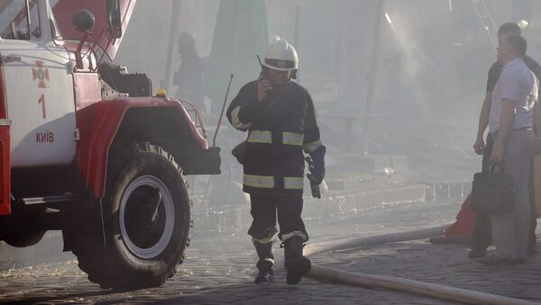 Сотрудник противопожарной службы в Киеве, архивное фото - Sputnik Казахстан
