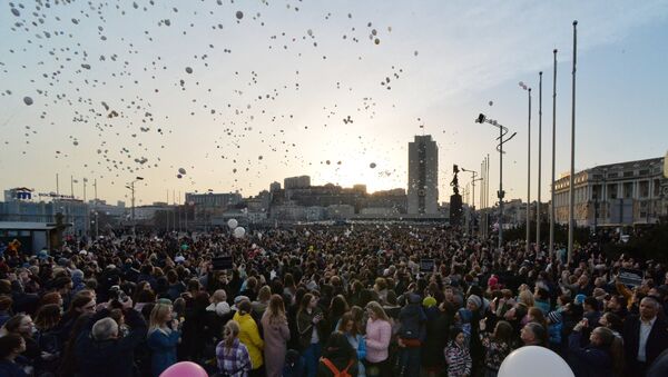 Акция на центральной площади во Владивостоке в память о погибших в ТЦ Зимняя вишня в Кемерово - Sputnik Казахстан
