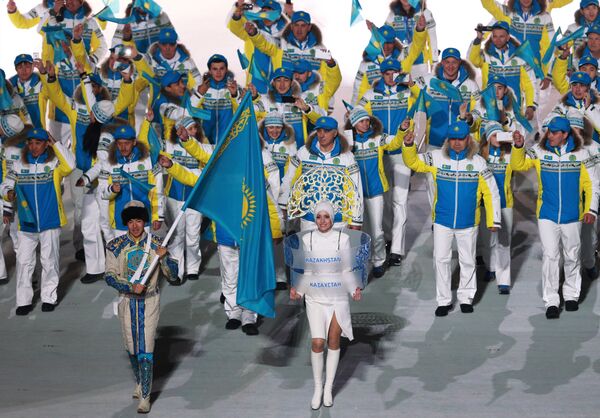 Ердос Ахмадиев во время парада атлетов на церемонии открытия XXII зимних Олимпийских игр в Сочи, архивное фото - Sputnik Казахстан