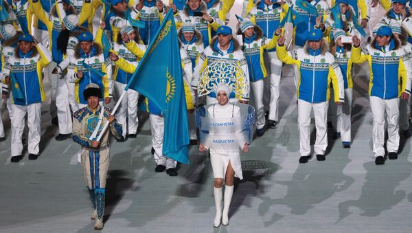 Ердос Ахмадиев во время парада атлетов на церемонии открытия XXII зимних Олимпийских игр в Сочи, архивное фото - Sputnik Казахстан