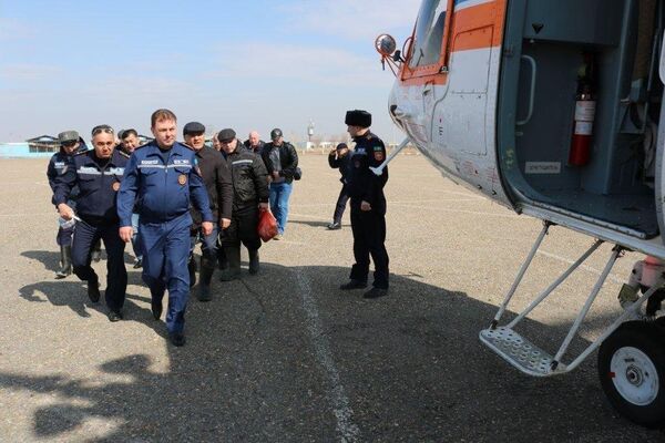 Заместитель министра внутренних дел Юрий Ильин во время мониторинга паводковой обстановки в ВКО - Sputnik Казахстан