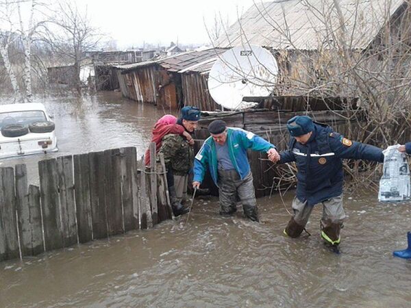 Эвакуация жителей из подтопленных домов в Восточном Казахстане - Sputnik Казахстан