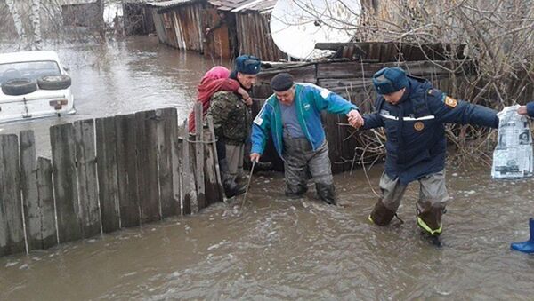 Эвакуация жителей из подтопленных домов в Восточном Казахстане - Sputnik Казахстан