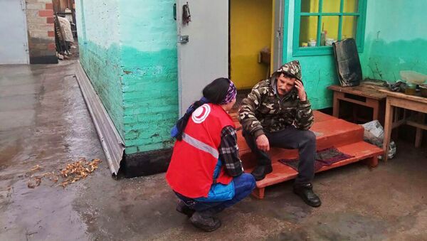Сотрудники Красного Полумесяца помогают жителям Восточного Казахстана - Sputnik Казахстан