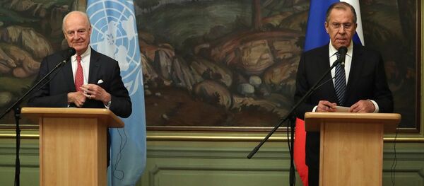 Стаффан де Мистура (слева) и Сергей Лавров - Sputnik Казахстан