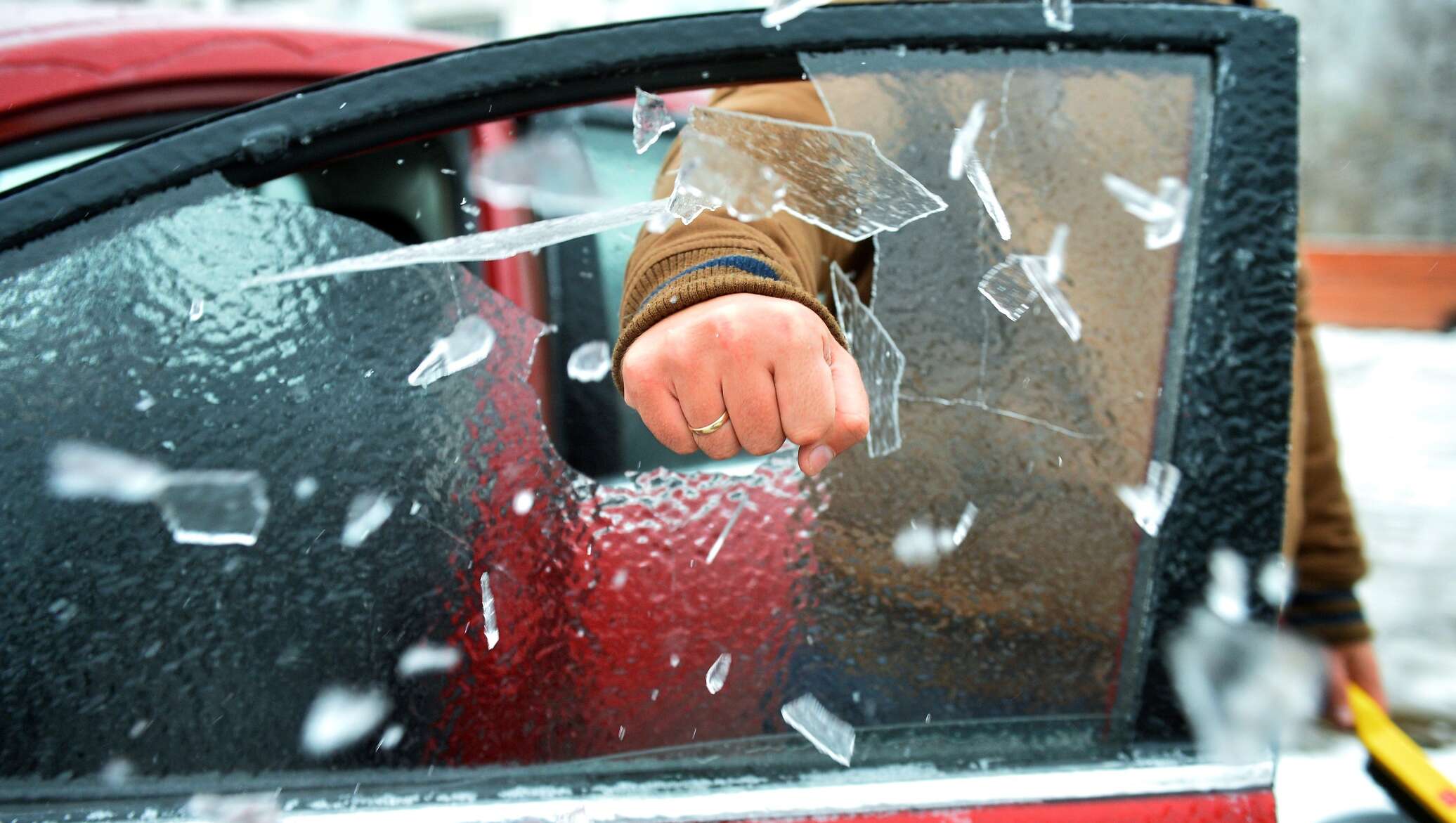 Разбиты окна машин. Разбитые стекла в машине. Замерзший автомобиль. Разбитое окно авто. Разбить стекло.