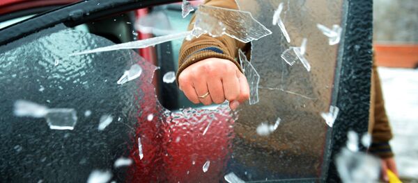 Мужчина разбивает кулаком наледь с окна своего автомобиля, архивное фото Мужчина разбивает кулаком наледь с окна своего автомобиля, архивное фото - Sputnik Казахстан