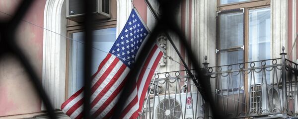 Флаг США на здании генконсульства в Санкт-Петербурге - Sputnik Казахстан