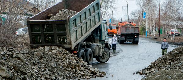 Грузовой автомобиль во время паводков, архивное фото Грузовой автомобиль во время паводков, архивное фото - Sputnik Казахстан