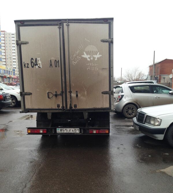 Надпись на грязной машине - Sputnik Казахстан