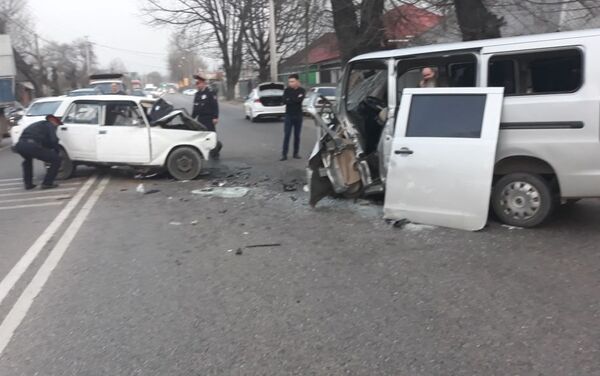 Лобовое столкновение микроавтобуса Faw и автомобиля Жигули - Sputnik Казахстан