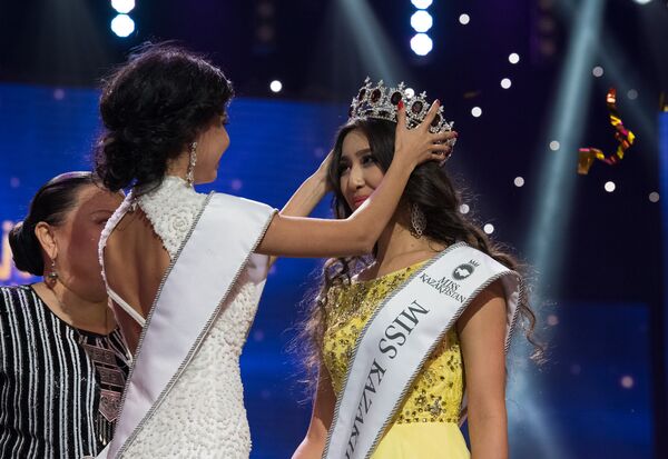 Церемония награждения победительницы конкурса Мисс Казахстан Альфии Ерсайын - Sputnik Казахстан