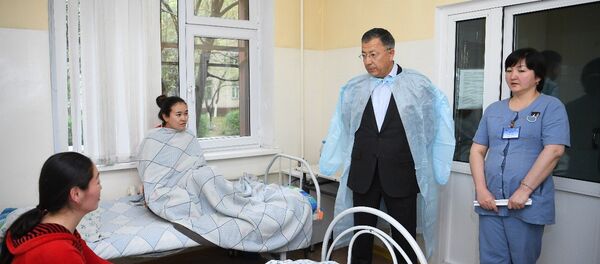 Жансеит Туймебаев навестил пострадавших от отравления мороженым в больнице Шымкента Жансеит Туймебаев навестил пострадавших от отравления мороженым в больнице Шымкента - Sputnik Казахстан