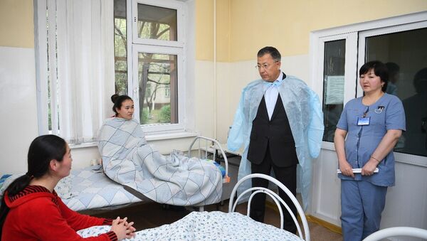 Жансеит Туймебаев навестил пострадавших от отравления мороженым в больнице Шымкента - Sputnik Казахстан