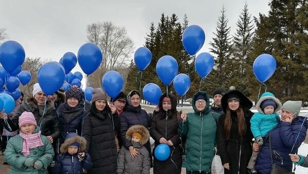 Синие шары выпустили в Петропавловске в поддержку людей с аутизмом - Sputnik Казахстан