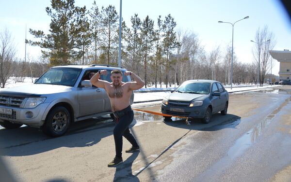 Столичные атлеты пробежали дистанцию с прицепленными к ним авто - Sputnik Казахстан