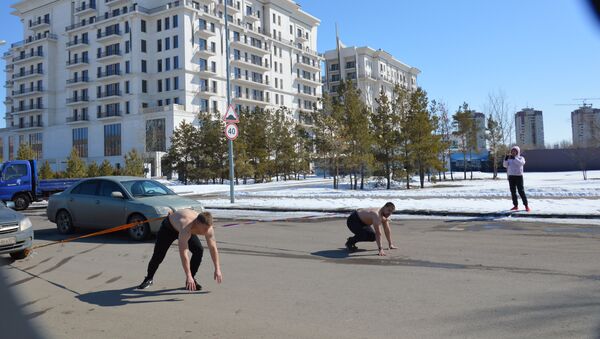 Груженные автомобилями спортсмены пробежали 100 метров - Sputnik Казахстан