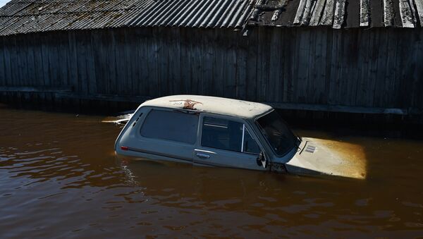Машина, затопленная в результате паводка, архивное фото - Sputnik Казахстан