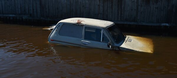Машина, затопленная в результате паводка, архивное фото - Sputnik Казахстан