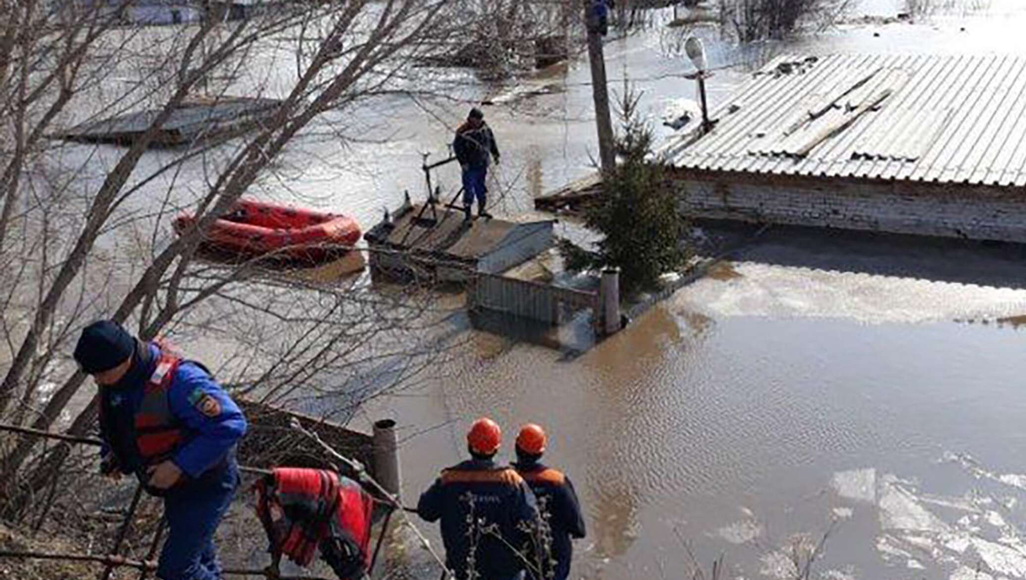 Наводнение в казахстане сегодня новости последнего часа. Наводнение спасатели. Наводнение в Зыряновске. Медицинская помощь наводнении,. Наводнение человек ждет спасателей.