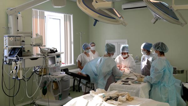 Медицинский работники в операционной перинатального центра, архивное фото - Sputnik Казахстан