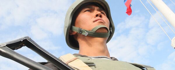 Часовой на командном пункте у флагов России и Казахстана во время военных учений на полигоне Оймаша в Казахстане, архивное фото Часовой на командном пункте у флагов России и Казахстана во время военных учений на полигоне Оймаша в Казахстане, архивное фото - Sputnik Казахстан