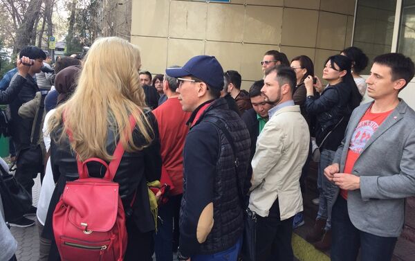 Журналисты у здания Медеуского районного суда по гражданским делам Алматы, где рассматривалось дело о закрытии портала Ratel.kz - Sputnik Казахстан