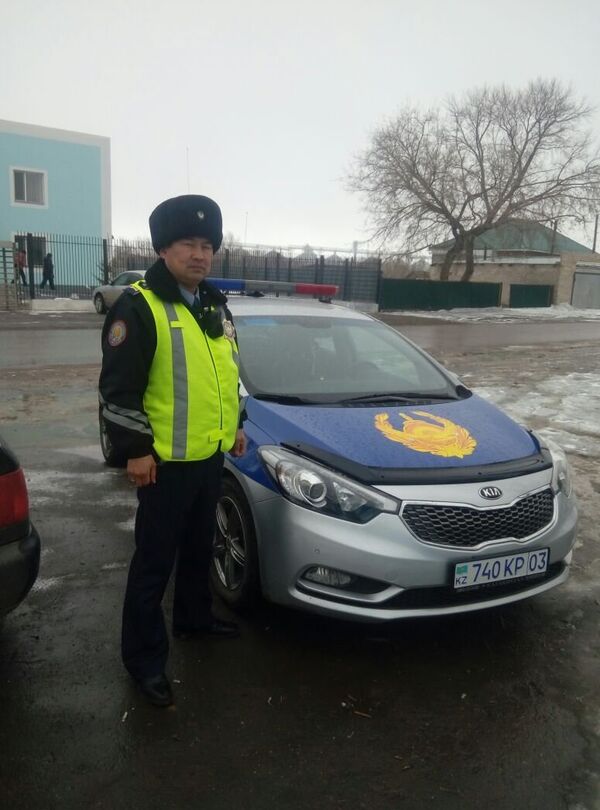 Старшина полиции Асылхан Абдуллин, отговоривший женщину от самоубийства - Sputnik Казахстан