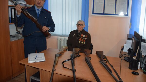 92-летний Михаил Калинин сдал пять единиц оружия - Sputnik Казахстан