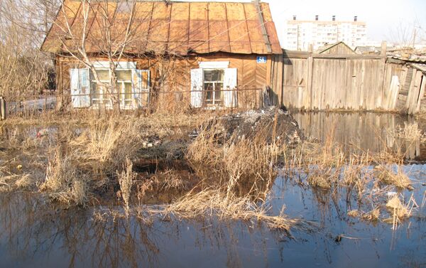 Талые воды подтапливают частный сектор в Петропавловске - Sputnik Казахстан