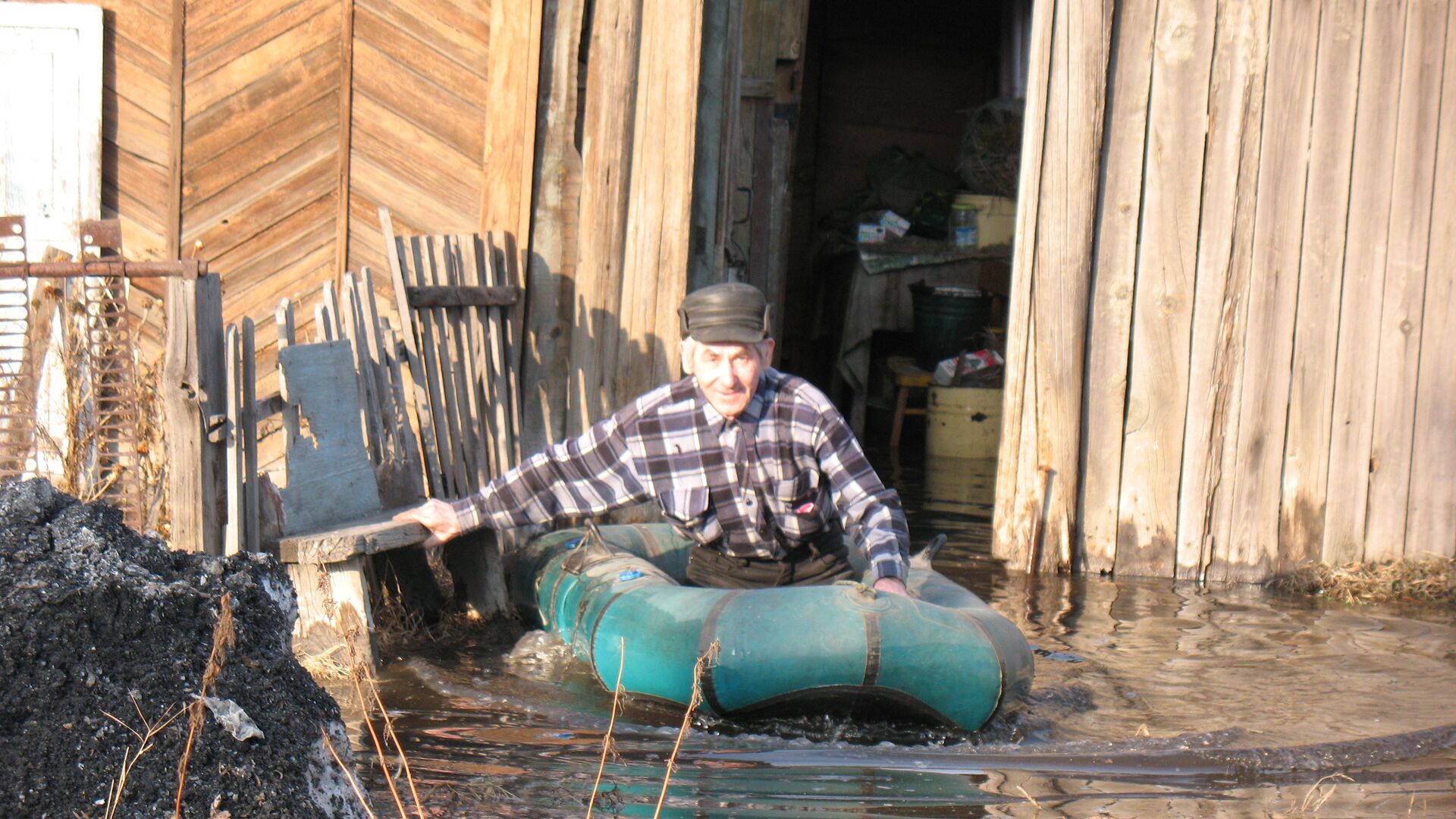 Талые воды подтапливают частный сектор в Петропавловске - Sputnik Казахстан, 1920, 02.02.2022