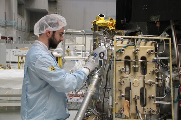 Сотрудник в цехе сборки космического аппарата Луна-25 Сотрудник в цехе сборки космического аппарата Луна-25 - Sputnik Казахстан