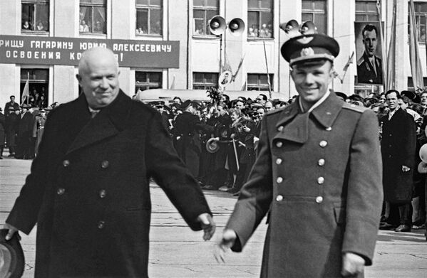 Юрий Гагарин, Никита Хрущев (справа налево) на Внуковском аэродроме после завершения полета. 14 апреля 1961 года - Sputnik Казахстан