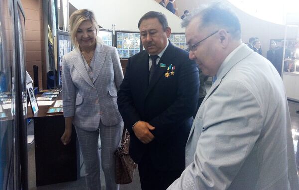 Казахстанский космонавт Талгат Мусабаев рассматривает экспонаты выставки - Sputnik Казахстан