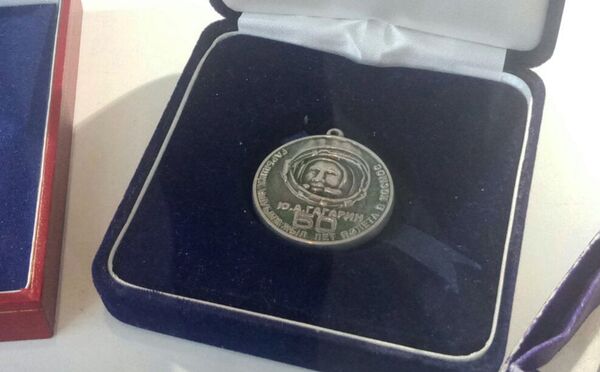 Медаль к 50-летию полета Гагарина в космос - Sputnik Казахстан