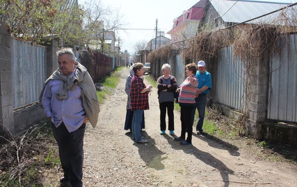 Жильцы жалуются, что из-за отсутствия прямой дороги к их домам к ним не может вовремя добраться ни скорая помощь, ни пожарные - Sputnik Казахстан