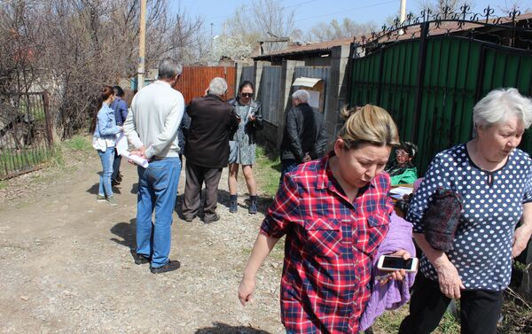 Жильцы жалуются, что из-за отсутствия прямой дороги к их домам к ним не может вовремя добраться ни скорая помощь, ни пожарные - Sputnik Казахстан