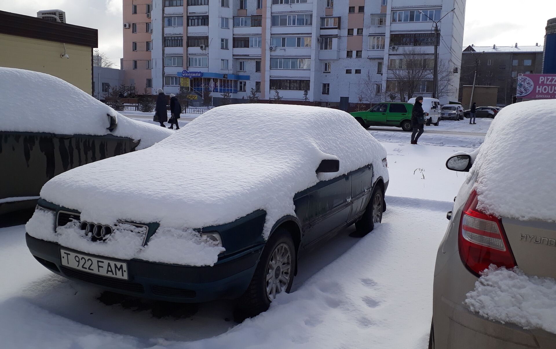 Наметенный сугроб. Снега намело картинки.