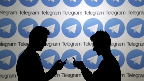 Мужчины со смартфонами на фоне логотипа Telegram - Sputnik Қазақстан