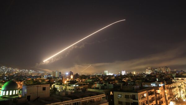 В небе над Дамаском виден ракетный огонь - Sputnik Казахстан