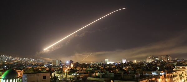 В небе над Дамаском виден ракетный огонь В небе над Дамаском виден ракетный огонь - Sputnik Казахстан