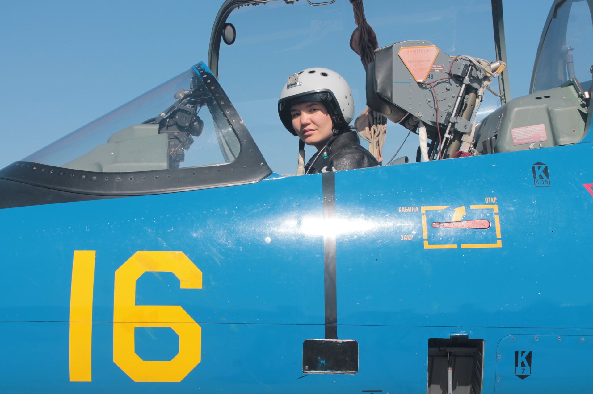 Как единственная в Казахстане девушка-летчик управляет истребителем - Sputnik Казахстан, 1920, 03.03.2021