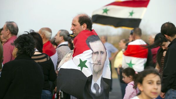 Мужчина с изображением портрета президента Сирии Башара Асада - Sputnik Казахстан